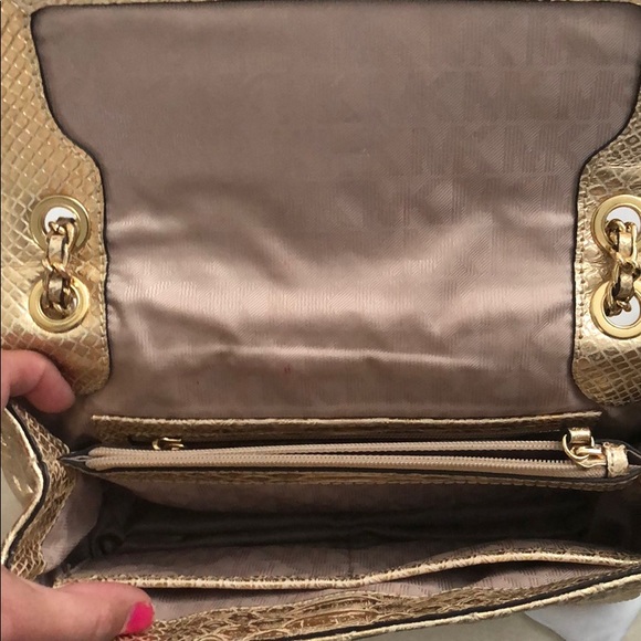 Micheal Kors gold chain purse - Picture 3 of 4
